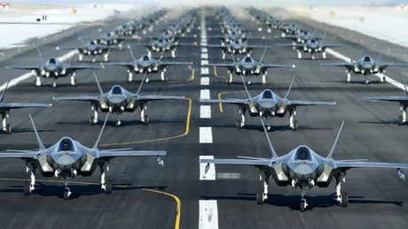 Aeronave militare pregătite pentru decolare pe o pistă aglomerată.