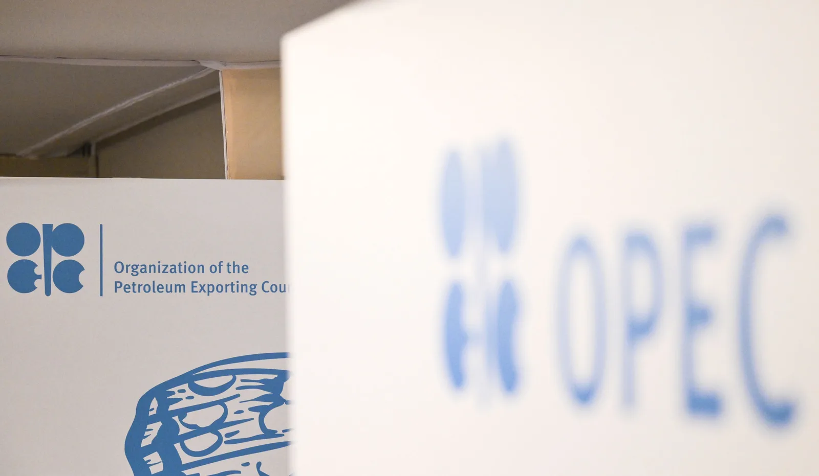 Logo OPEC în prim-plan, simbolizând schimbările din piața energetică.
