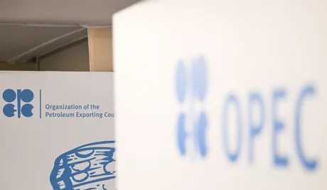 Logo OPEC în prim-plan, simbolizând schimbările din piața energetică.