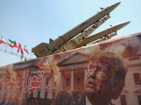 Trump și rachete iraniene, simbol al tensiunilor geopolitice actuale.
