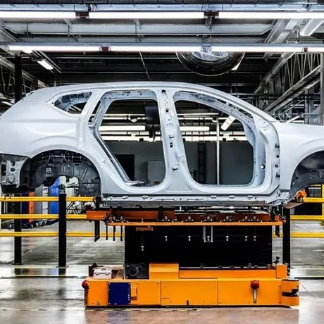 Structură de caroserie auto în proces de asamblare într-o fabrică modernă.