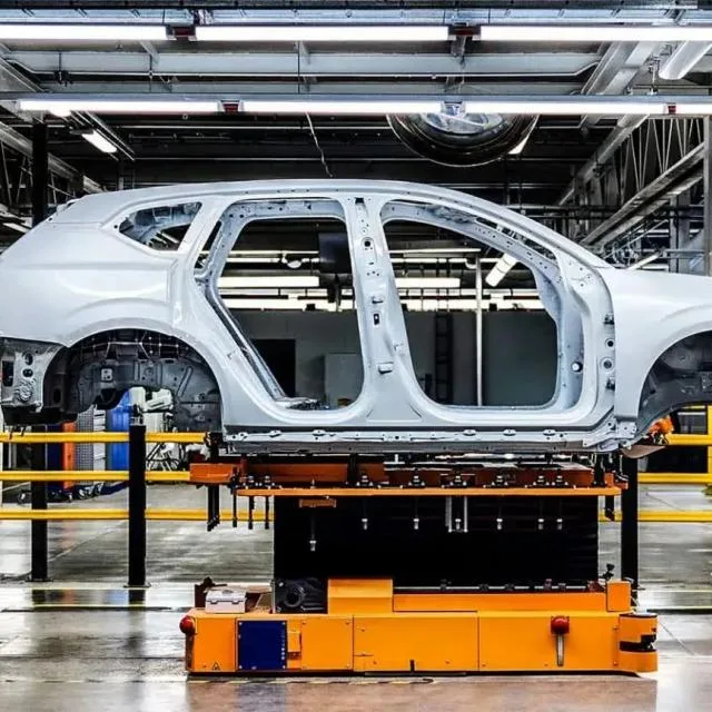 Structură de caroserie auto în proces de asamblare într-o fabrică modernă.