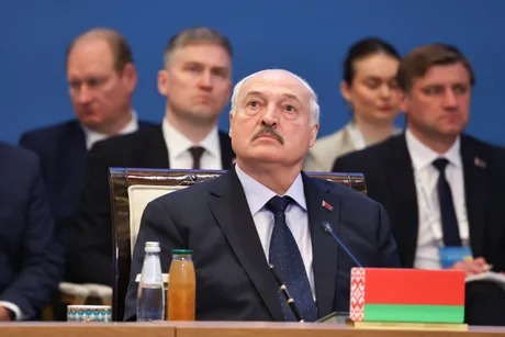 Lukașenko participând la o întâlnire oficială, cu atenția pe situația regională.