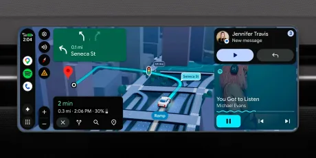 Interfața Android Auto cu harta Google Maps și widget-uri pe ecranul mașinii.