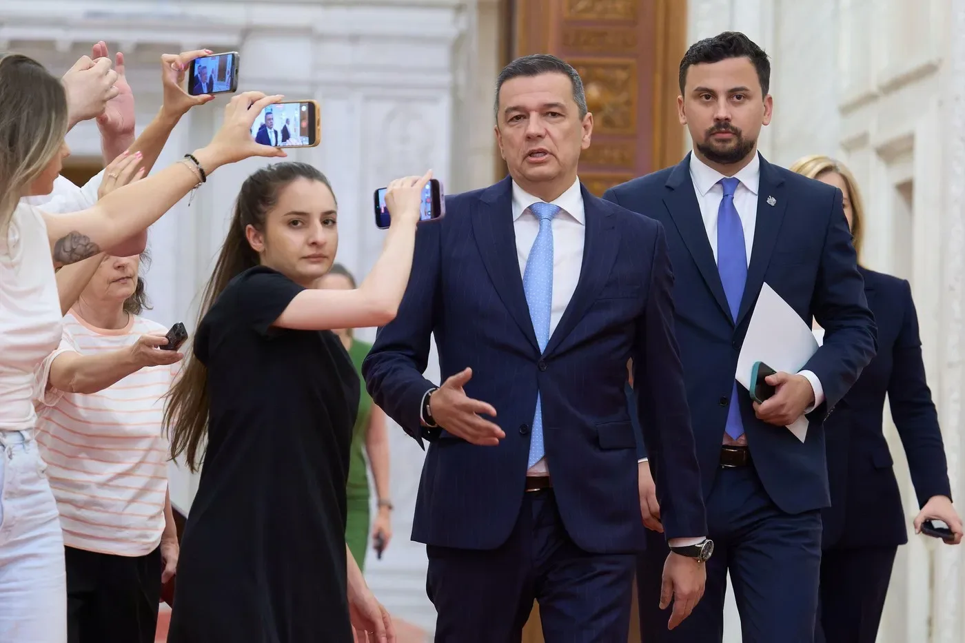 Sorin Grindeanu discută despre negocierile politice și viitorul USR.