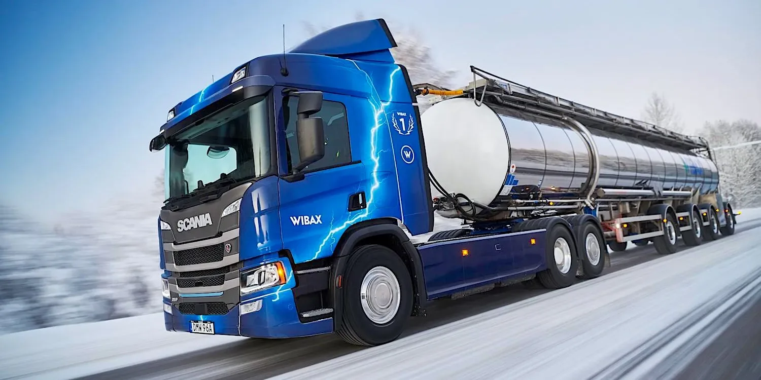 Camion electric Scania Wibax pe drum, transportând vrac în condiții de iarnă.