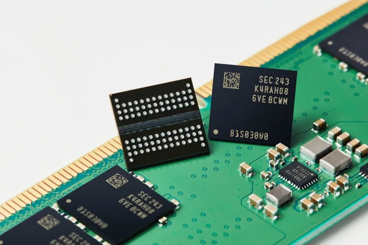 Module de memorie DRAM pe un circuit imprimat, tehnologie avansată.