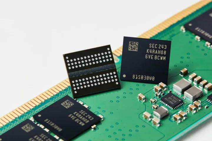 Module de memorie DRAM pe un circuit imprimat, tehnologie avansată.