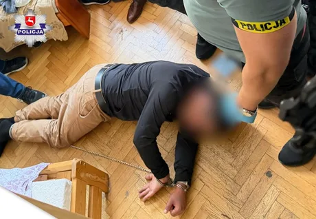 Reținerea unui suspect în cazul asasinatului unui caricaturist rus exilat.