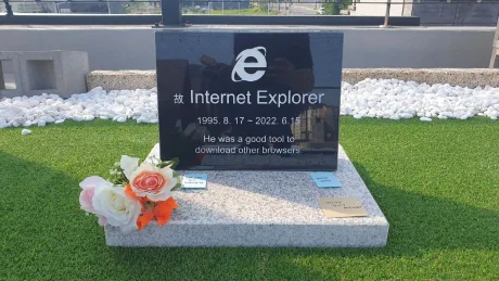Mormânt simbolic pentru Internet Explorer, cu flori și mesaje de adio.