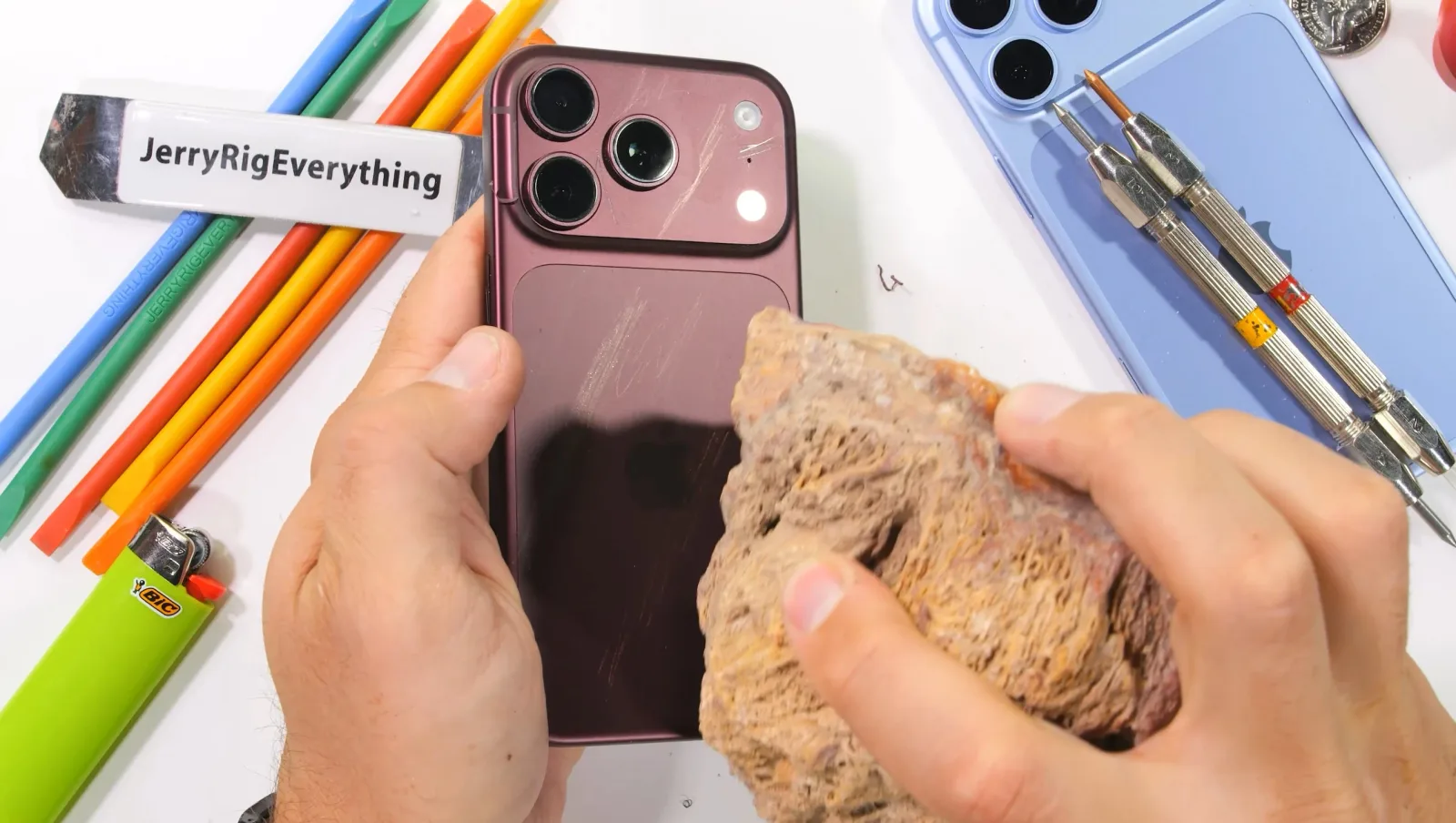 iPhone 18 Pro supus testelor de rezistență la zgâriere și foc.