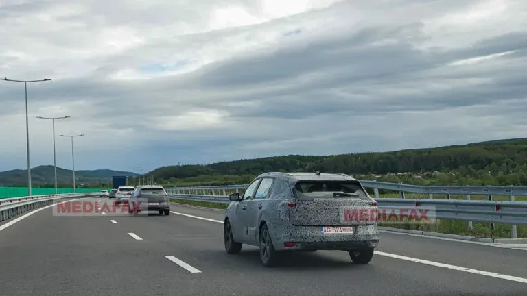 Dacia Striker camuflat pe autostradă, testat în condiții reale.