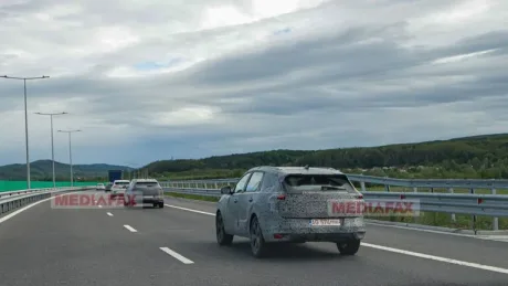 Dacia Striker camuflat pe autostradă, testat în condiții reale.