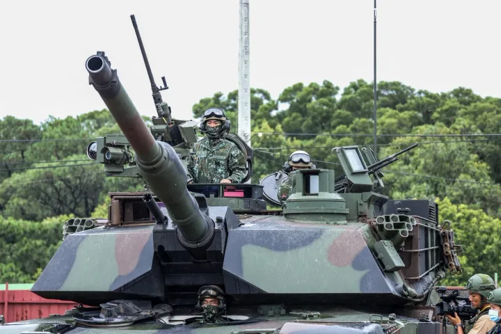 Tanc militar în acțiune, cu soldați pregătiți pentru misiune.