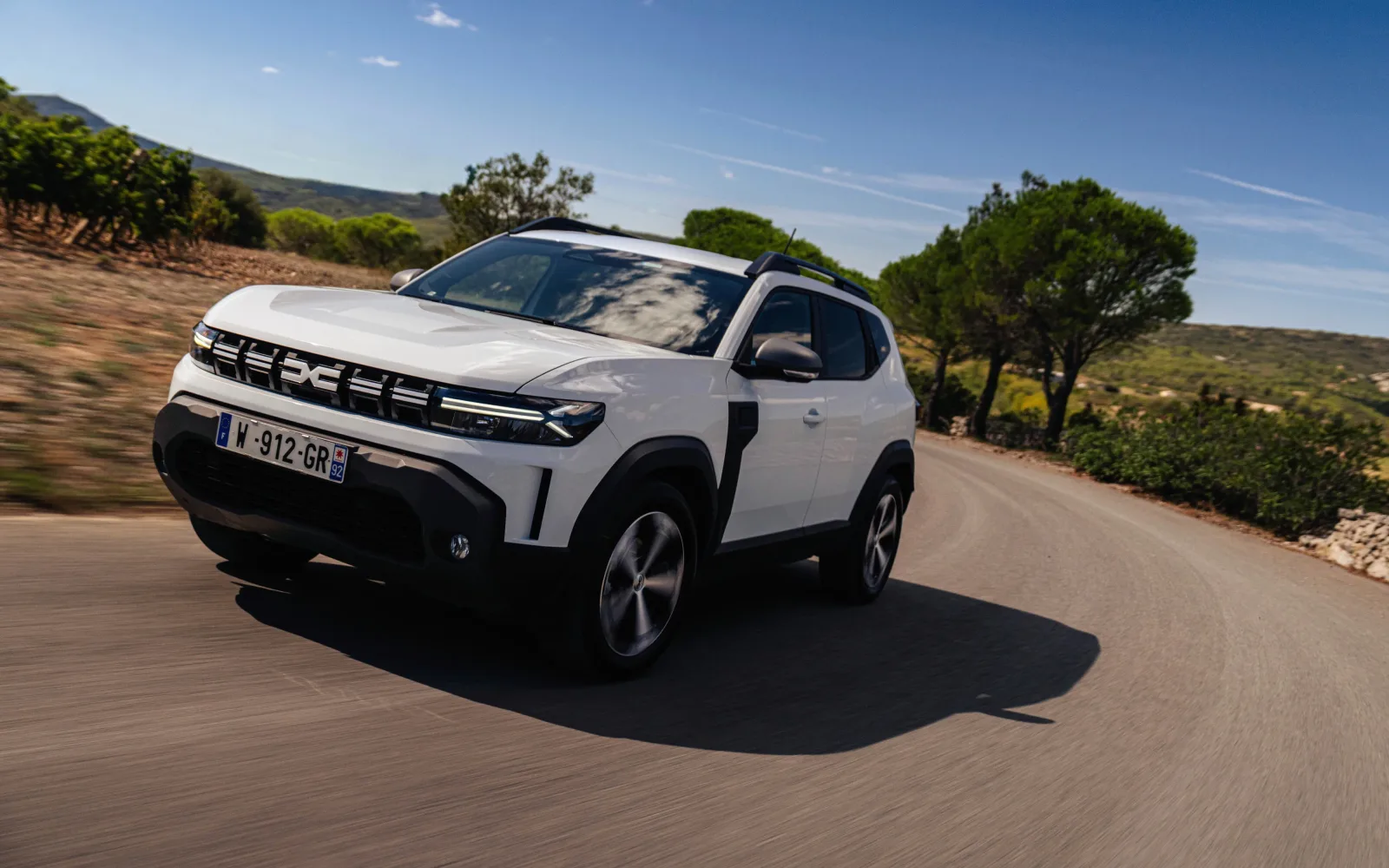 Dacia Bigster pe un teren accidentat, evidențiind designul robust.