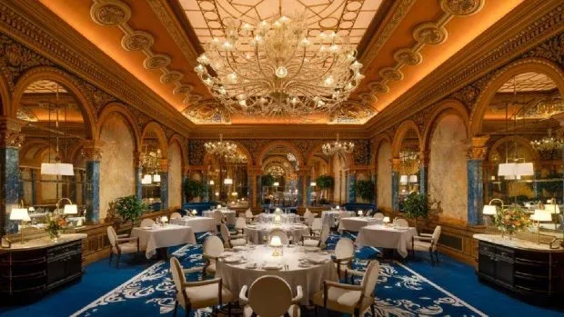 Interior elegant al restaurantului din Corinthia Grand Hotel du Boulevard.