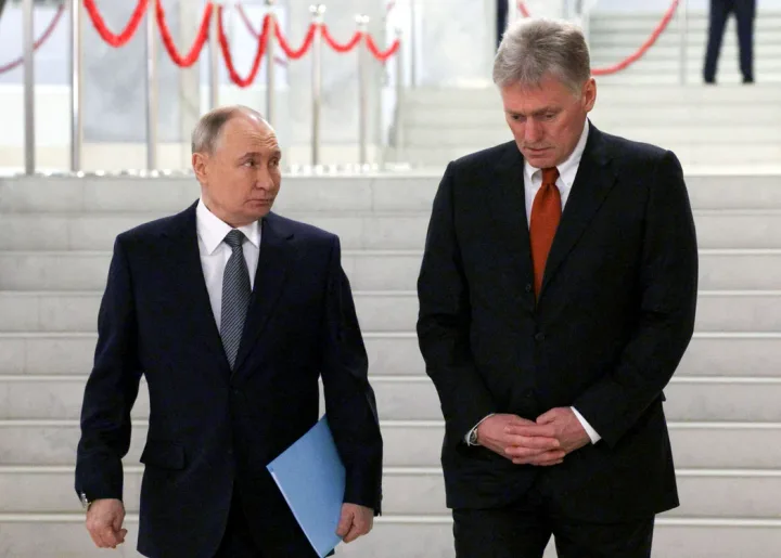 Dmitri Peskov și un oficial rus discutând despre negocierile de pace.