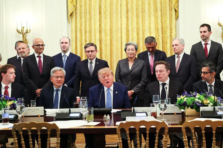 Donald Trump anunță formarea unei echipe pentru reglementarea inteligenței artificiale.