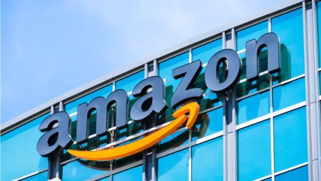 Logo-ul Amazon pe o clădire modernă, simbolizând inovația în AI.