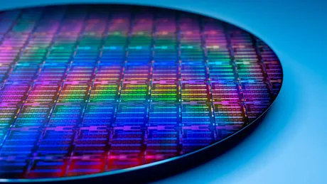Un wafer de siliciu colorat, utilizat în producția de cipuri semiconductoare.