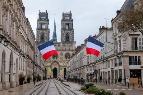 Străzi din Leipzig cu steaguri fluturând, simbolizând tensiuni internaționale.