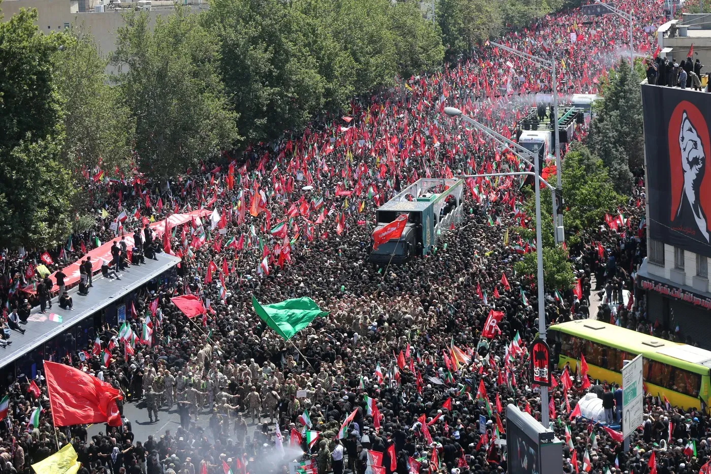 Mulțimi uriașe de oameni participă la funeraliile lui Ali Khamenei în Teheran.