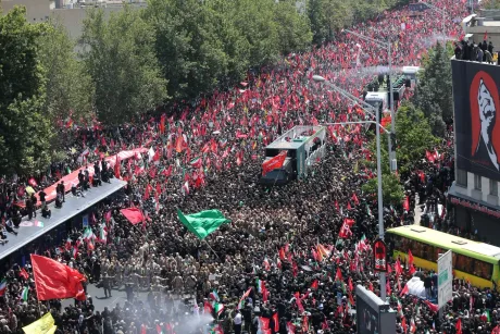 Mulțimi uriașe de oameni participă la funeraliile lui Ali Khamenei în Teheran.
