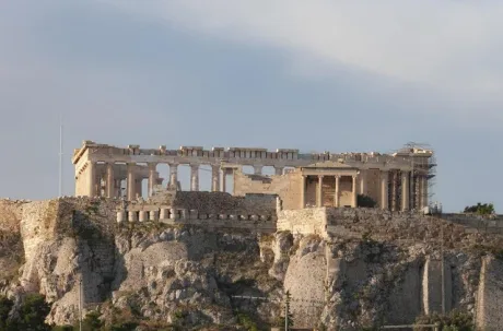 Acropole din Atena, simbol al istoriei grecești, cu ruine impresionante.