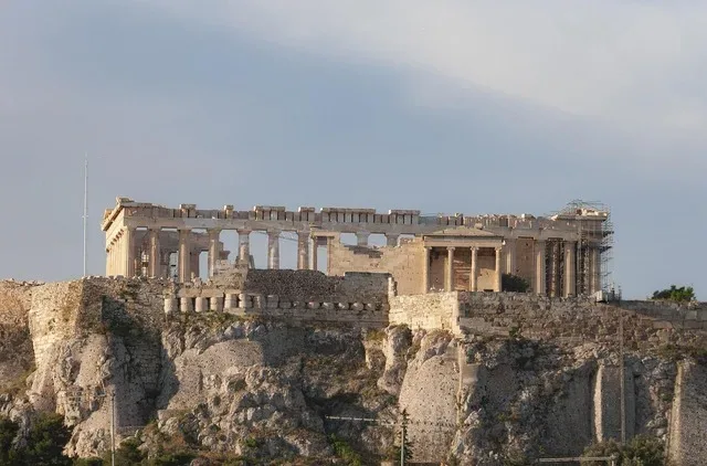 Acropole din Atena, simbol al istoriei grecești, cu ruine impresionante.