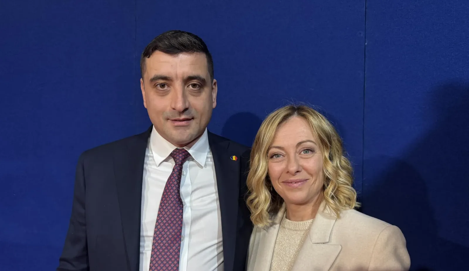 George Simion și un lider politic, zâmbind la un eveniment oficial.