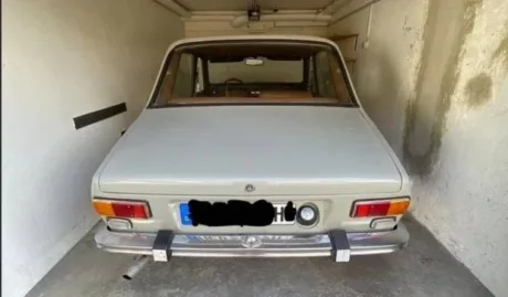 Dacia 1300 din 1981, expusă într-un garaj, cu un aspect bine păstrat.