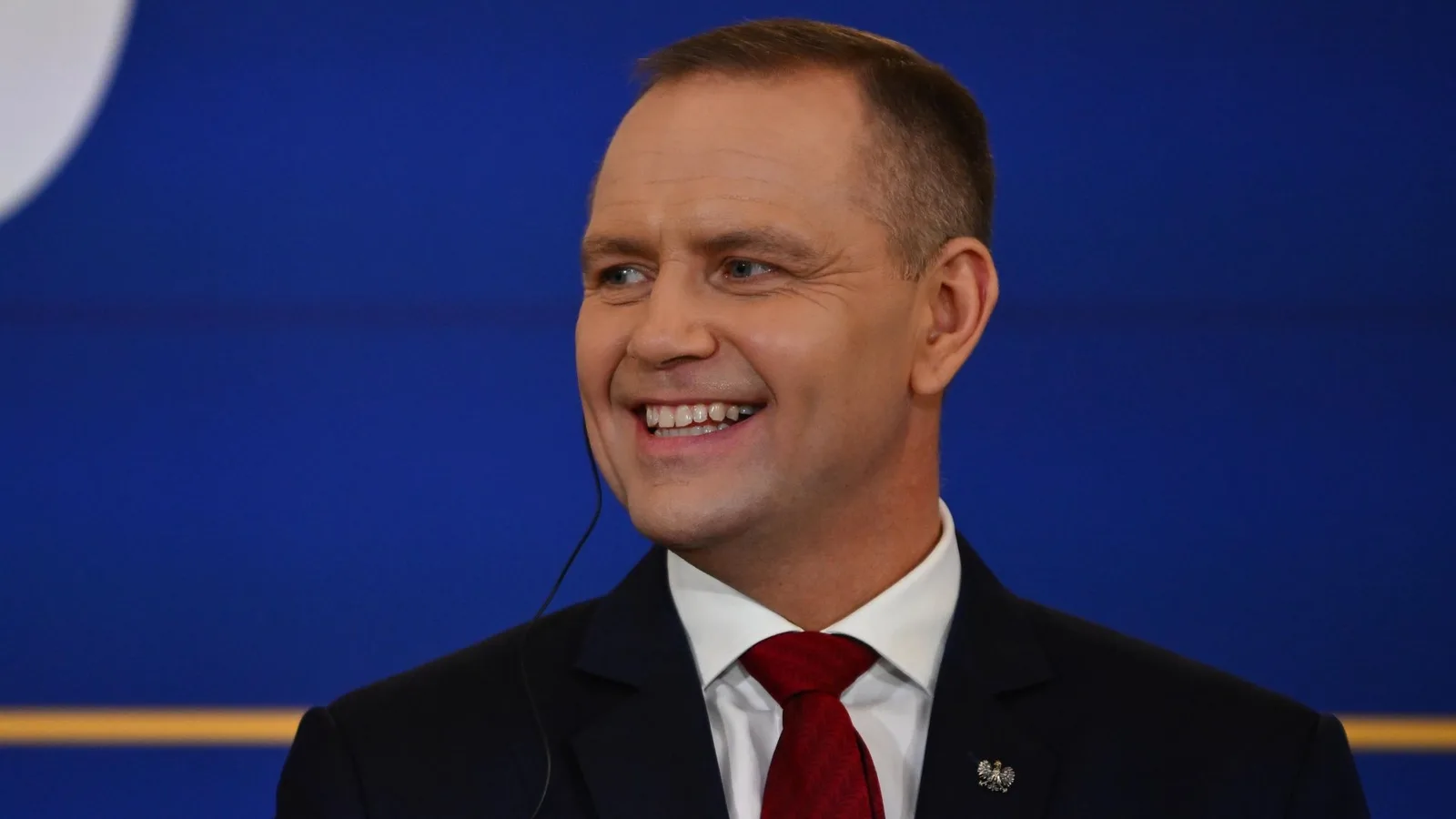 Karol Nawrocki zâmbind în timpul unei conferințe de presă.