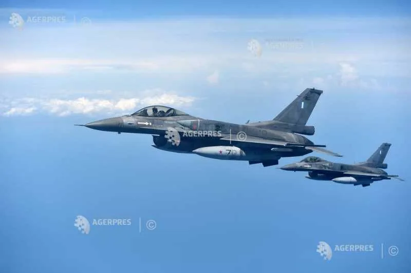 Avioane de vânătoare NATO în zbor, pregătite pentru misiuni de interceptare.