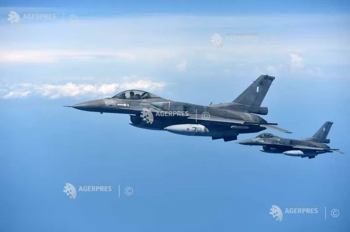 Avioane de vânătoare NATO în zbor, pregătite pentru misiuni de interceptare.