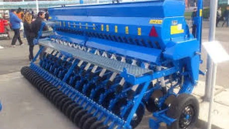 Utilaj agricol modern, folosit pentru semănat, expus la o expoziție.