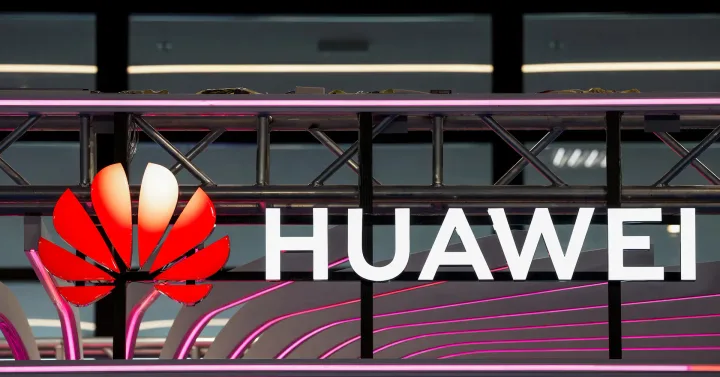 Logo Huawei pe un fundal modern, simbolizând inovația tehnologică.