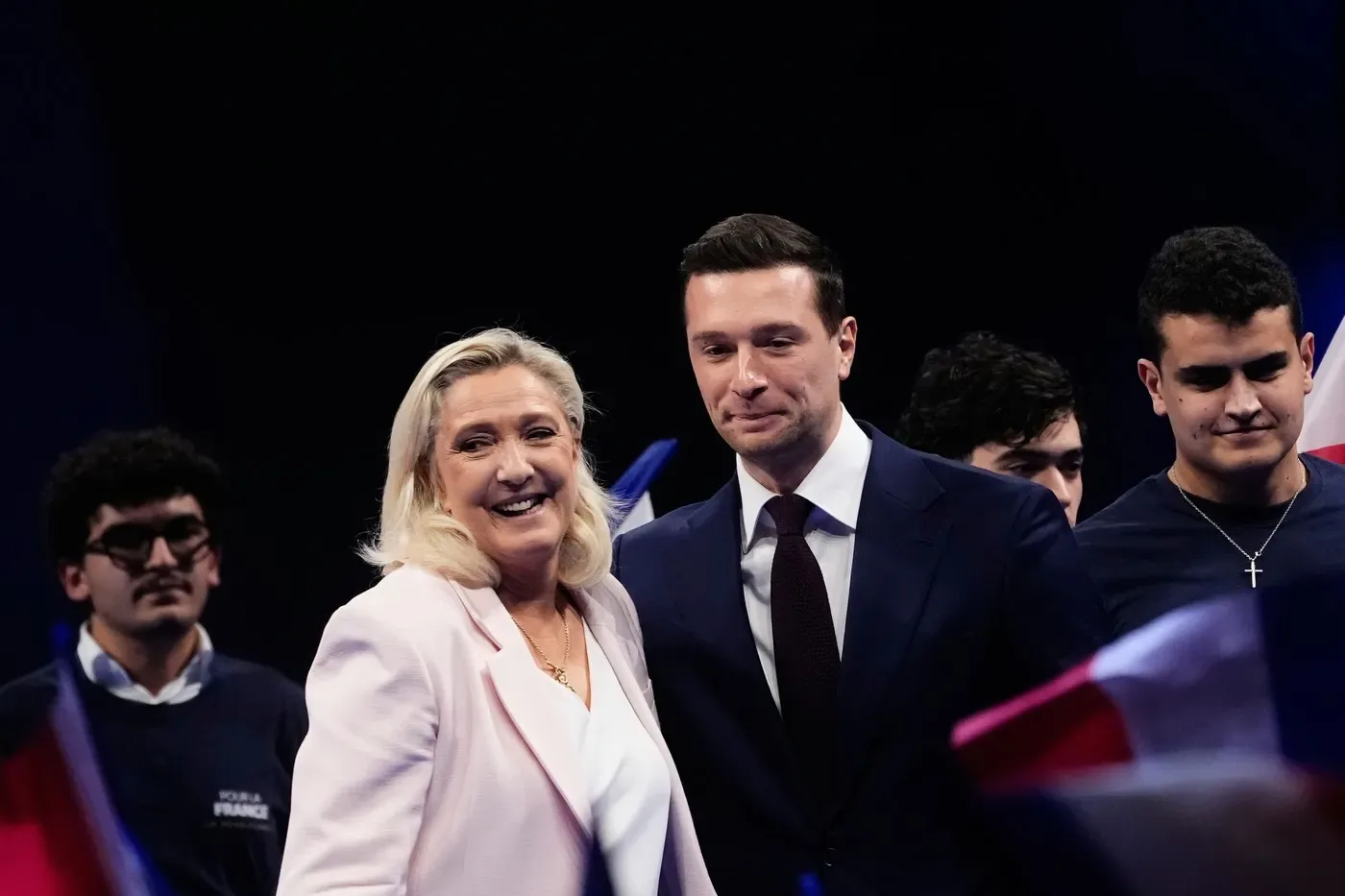 Marine Le Pen și Jordan Bardella la un miting de campanie în Orléans.