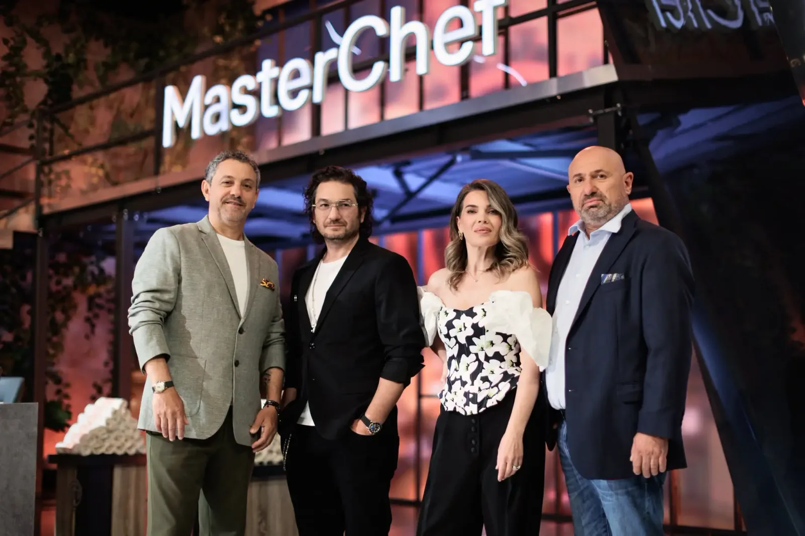 Concurenți la MasterChef discutând despre provocările culinare și preferințele lor.
