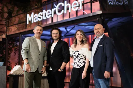 Concurenți la MasterChef discutând despre provocările culinare și preferințele lor.