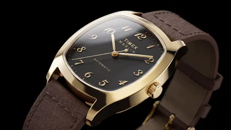 Ceas Timex Marlin Chatham Automatic cu carcasă aurie și curea din piele maro.