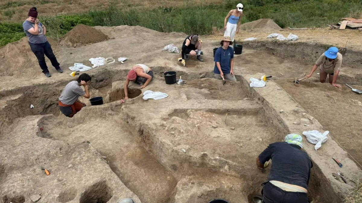 Arheologi cercetând o locuință veche de 6.500 de ani la Glina-Bălăceanca.