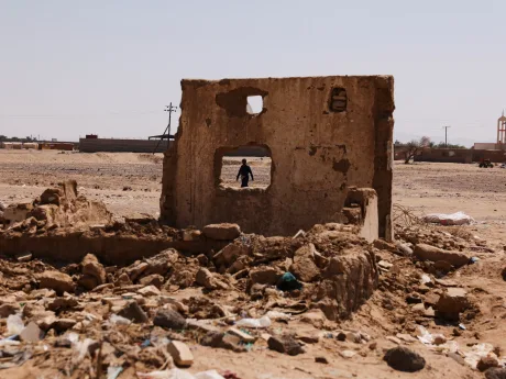 Ruinele unui zid distrus în peisajul afectat de conflict din Yemen.