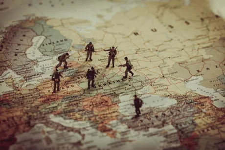 Harta Europei cu soldați miniaturali pe ea, simbolizând apărarea.