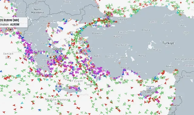 Harta Mării Egee cu traulere și nave de pescuit în mișcare.