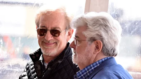 Steven Spielberg și George Lucas discutând despre filme și colaborări viitoare.