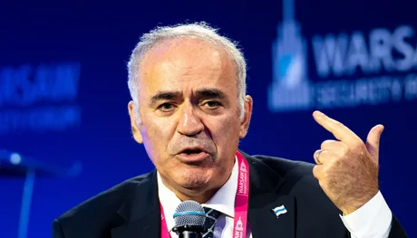 Gari Kasparov discutând despre amenințările la adresa opozanților ruși.
