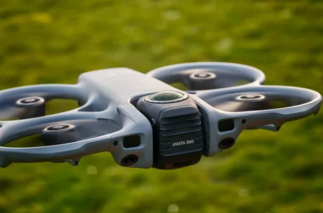 Dronă Avata 360 în zbor, capturând imagini panoramice de înaltă calitate.