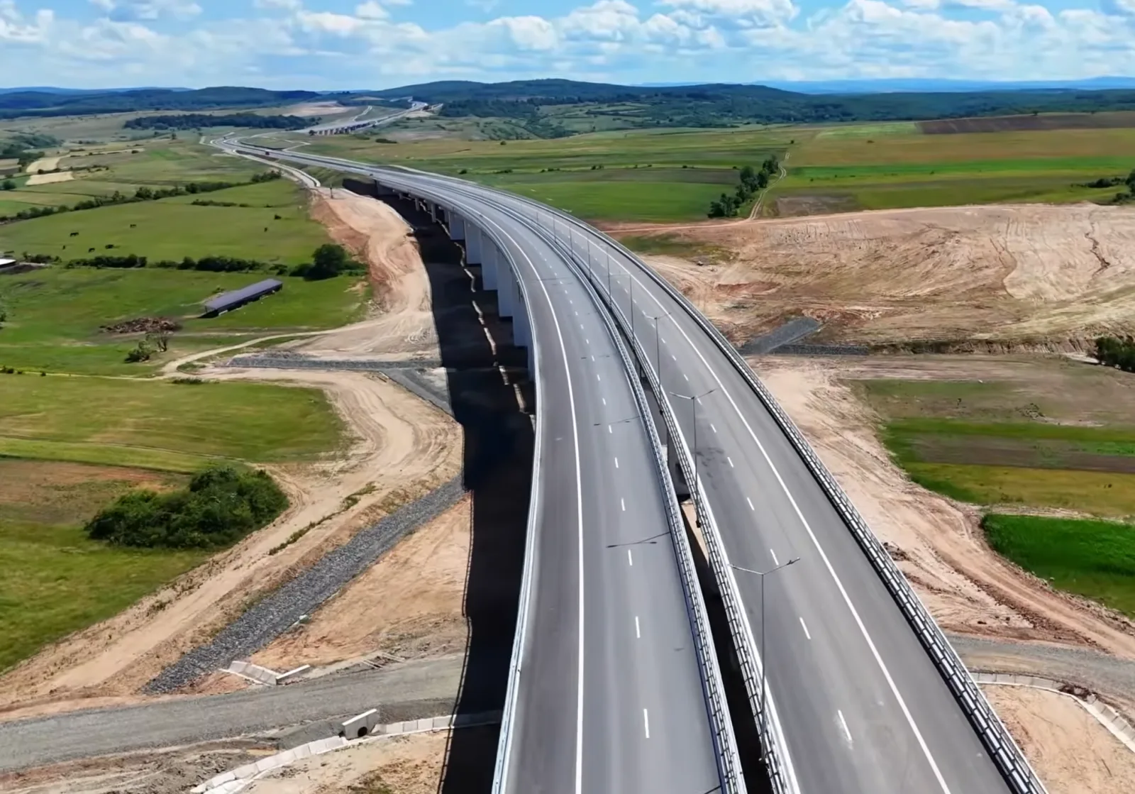 Tronsonul de autostradă A3 Zimbor–Poarta Sălajului în construcție, cu viaducte și teren instabil.