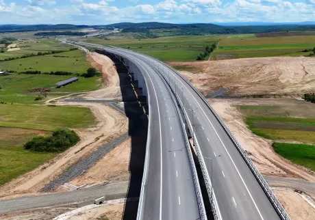 Tronsonul de autostradă A3 Zimbor–Poarta Sălajului în construcție, cu viaducte și teren instabil.
