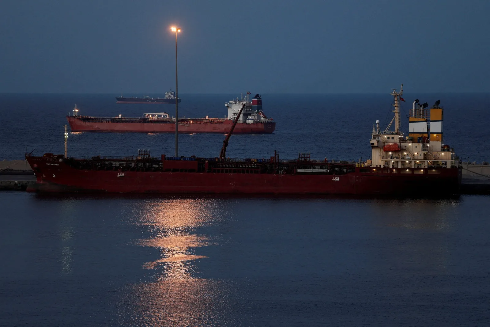 Vase de transport petrolier ancorate în apele internaționale la apus.